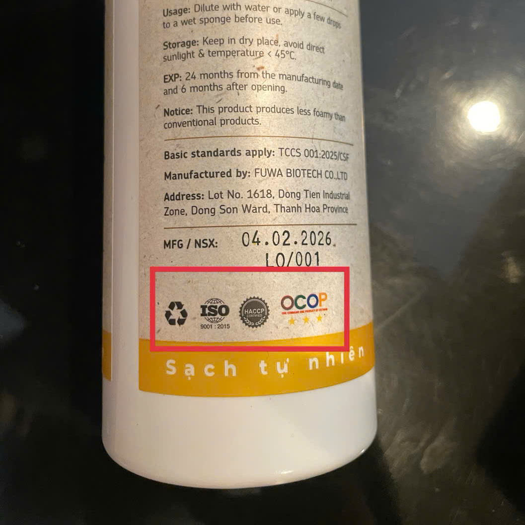 Đồ họa hướng dẫn người dùng cách đọc nhãn chai và tìm kiếm các chứng nhận da liễu uy tín trên chai nước rửa chén an toàn cho da tay nhạy cảm.