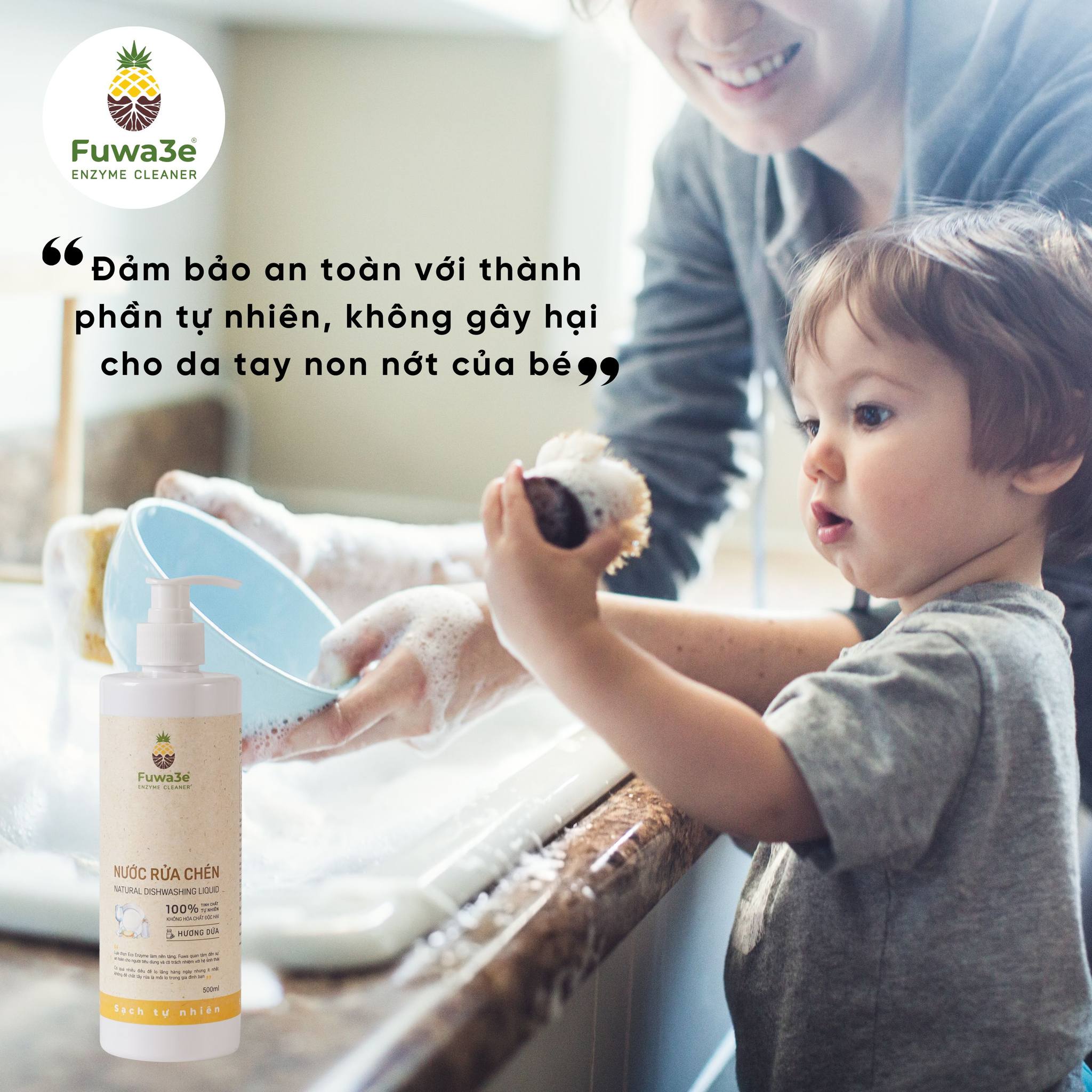 Một người phụ nữ đang mỉm cười rửa bát với bọt mịn từ nước rửa chén an toàn cho da tay, biểu cảm thoải mái và không còn lo âu về hóa chất.