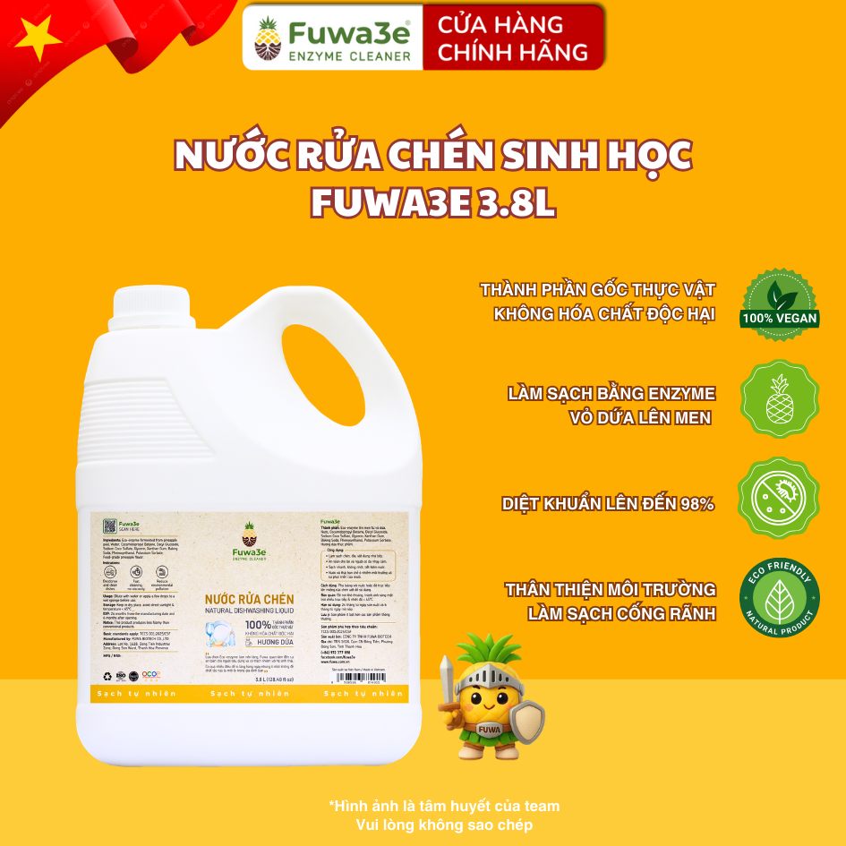 Một chai nước rửa chén sinh học Fuwa3e đặt cạnh rổ vỏ dứa tươi, minh họa cho nguồn gốc tự nhiên của nước rửa chén an toàn cho da tay.