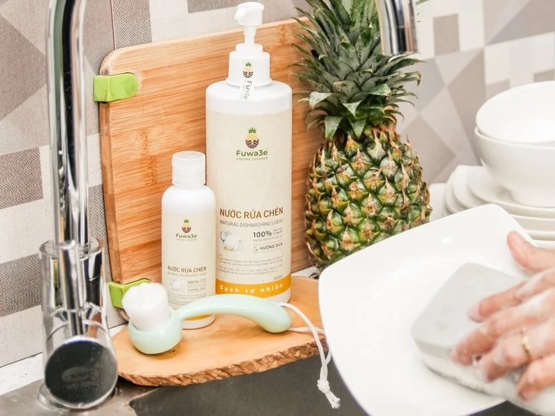Dùng bọt biển và nước rửa chén thiên nhiên Fuwa3e làm sạch bát đĩa bám dầu mỡ