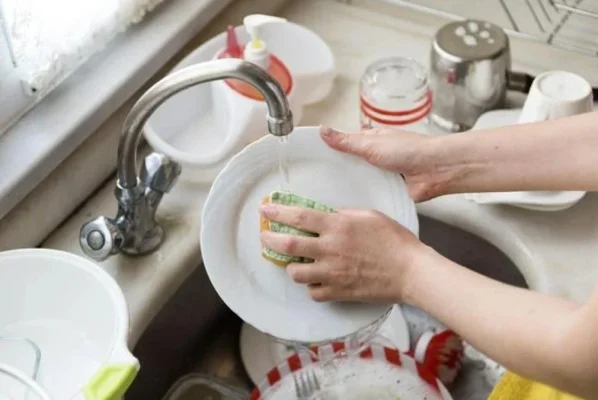 Một người phụ nữ đang rửa đ
